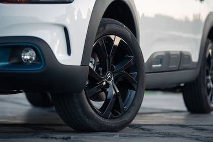 Las llantas de aleación de 17" en negro Onyx es otro diferencial de esta serie especial aventurera.