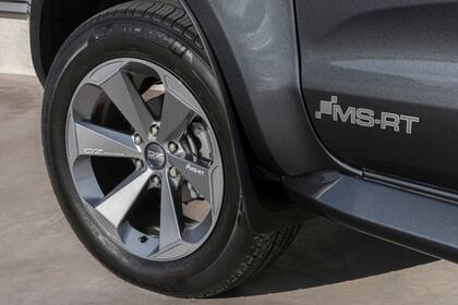 Las llantas de aleación de 20 pulgadas de la firma OZ Racing están cubiertas por unos pasos de rueda ensanchados