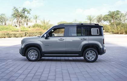 Las llantas de aleación y las barras de techo en negro brillante realzan el perfil urbano del Spark EUV.