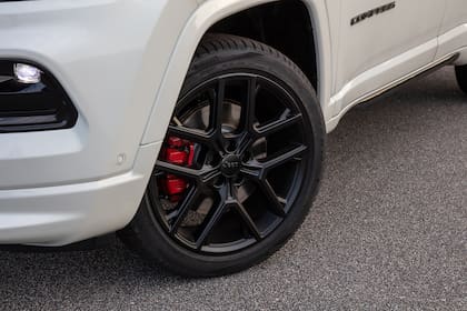 Las llantas de la nueva versión del Compass son de 19 pulgadas