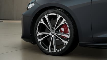 Las llantas son Audi Sport de 20” con neumáticos run flut