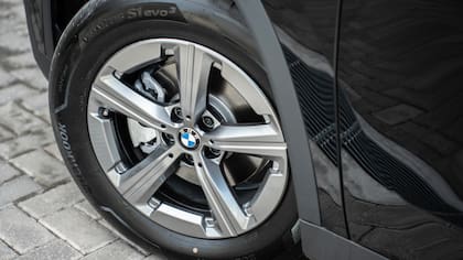 Las llantas son de aleación de 17″ con diseño de radios en estrella