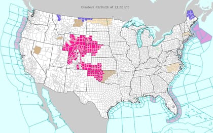 Las Llanuras y el oeste intermontañoso enfrentan niveles críticos de humedad relativa baja y ráfagas de viento superiores a 25 mph (40 km/h), condiciones propicias para la propagación de incendios forestales