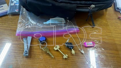 Las llaves que se le secuestraron al senador Kueider cuando fue detenido en Paraguay con 211.000 dólares sin justificar; las imágenes son del diario local ABC