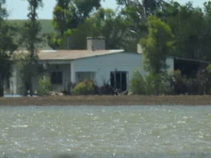 Las lluvias arrasaron con la infraestructura de los hermanos Doiny: galpón, maquinaria, corrales y hasta 1500 metros de alambrado