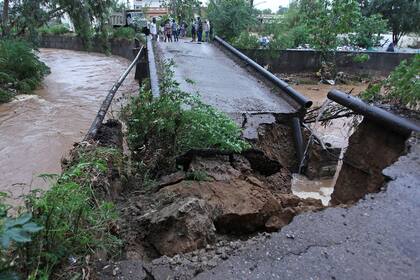 En Jammu unpuente fue destrozado por la fuerza del agua