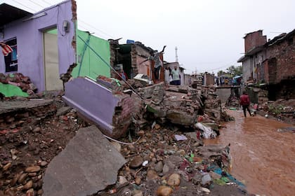 La gran cantidad de agua caída en poco tiempo provocó inundaciones repentinas y causó destrozos en las viviendas en las afueras de Jammu