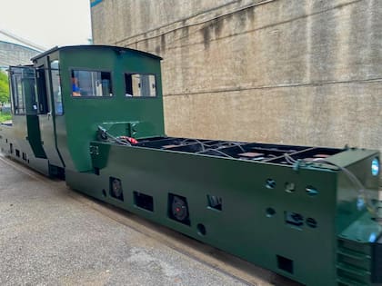 Las locomotoras eléctricas, pintadas de verde, para respetar el entorno selvático.