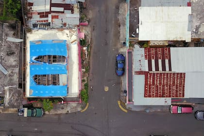 Las lonas azules que se usaron para proteger los techos dañados por el huracán María, en San Juan de Puerto Rico, están dañadas y las casas tienen filtraciones cuando llueve