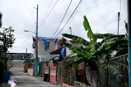 Las lonas azules que se usaron para proteger los techos dañados por el huracán María, en San Juan de Puerto Rico, están dañadas y las casas tienen filtraciones cuando llueve
