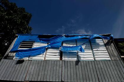 Las lonas azules que se usaron para proteger los techos dañados por el huracán María, en San Juan de Puerto Rico, están dañadas y las casas tienen filtraciones cuando llueve