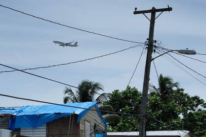 Las lonas azules que se usaron para proteger los techos dañados por el huracán María, en San Juan de Puerto Rico, están dañadas y las casas tienen filtraciones cuando llueve