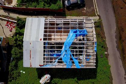 Las lonas azules que se usaron para proteger los techos dañados por el huracán María, en San Juan de Puerto Rico, están dañadas y las casas tienen filtraciones cuando llueve