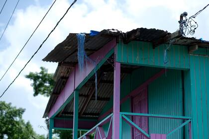 Las lonas azules que se usaron para proteger los techos dañados por el huracán María, en San Juan de Puerto Rico, están dañadas y las casas tienen filtraciones cuando llueve