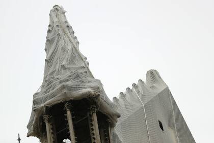 Uno de los agujeros por donde se teme la entrada de agua es el punto en donde estaba plantada la aguja de la catedral.