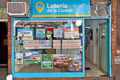 Las loterías de la Ciudad Autónoma de Buenos Aires y la de la provincia de Buenos Aires realizan cinco sorteos diarios (En foto: Fernando Massobrio)
