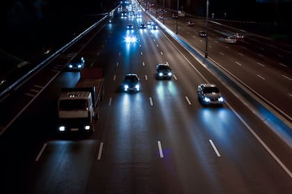 Las luces bajas son obligatorias en todo momento en rutas, semiautopistas y autopistas