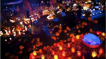 Las luces, colores, música y comida favorita de los fallecidos inundan cada año los cementerios de México
