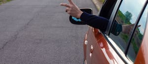 Qué significa manejar con el brazo apoyado fuera de la ventanilla según la psicología