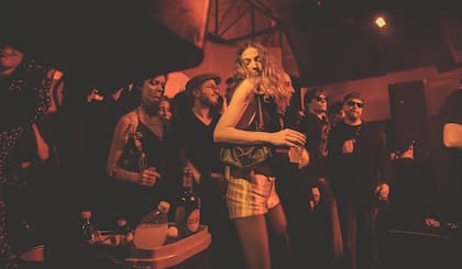 Las luces de la pista son sean cálidas y tenues para invitar a que el celular se quede en el bolsillo y entregarse a bailar