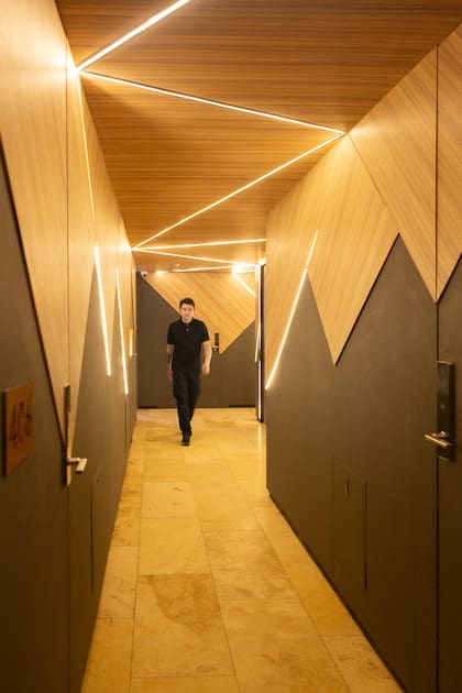 Las luces led, las aristas y los picos son la clave del tono contemporáneo de los interiores del hotel