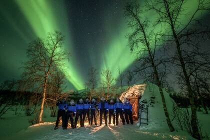 El grupo de cazadores de auroras boreales en la cima del monte Nuolja de Abisko, un pueblo sueco en el corazón de Laponia.