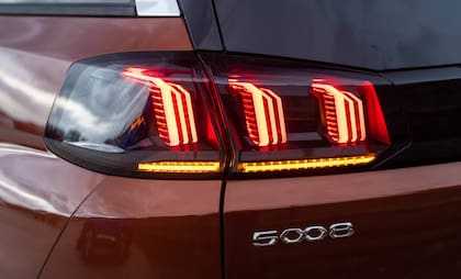 Las luces traseras con forma de garra de león de los Peugeot 3008 y 5008 tienen ahora un efecto 3D