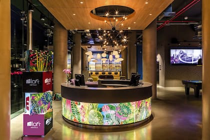 Las luces y colores vibrantes de Aloft