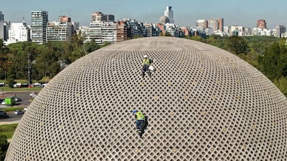 Las luminarias son reemplazadas una por una por una cuadrilla
