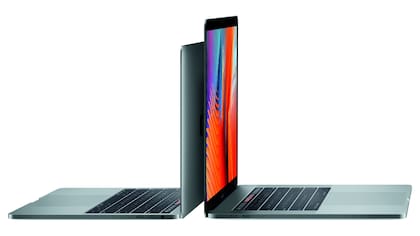 Las MacBook Pro cuentan con cuatro puertos ThunderBolt 3, que sirven para conectar accesorios o cargar el equipo