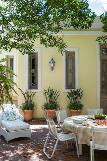 Las macetas de barro son de Brasil, y los almohadones de los muebles de exterior fueron hechos por Melissa.