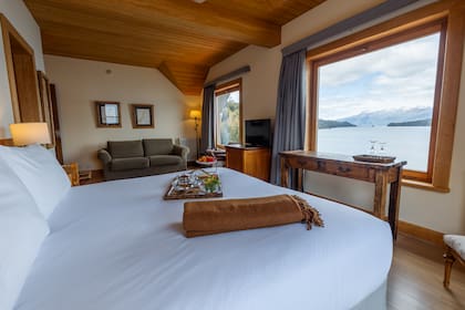 Las maderas autóctonas (como alerce, ciprés y lenga) y los amplísimos ventanales son un sello de la exquisita arquitectura del hotel.