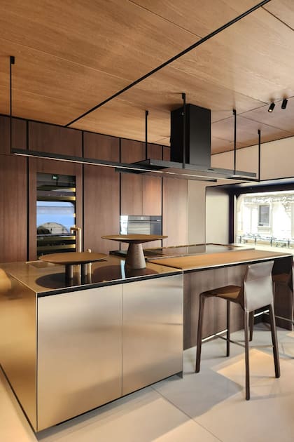 Las maderas se vuelven cada vez más expresivas, en una paleta de tonos oscuros que manifiestan los acabados naturales