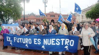 Las Madres de Plaza de Mayo, en su tradicional ronda de los jueves