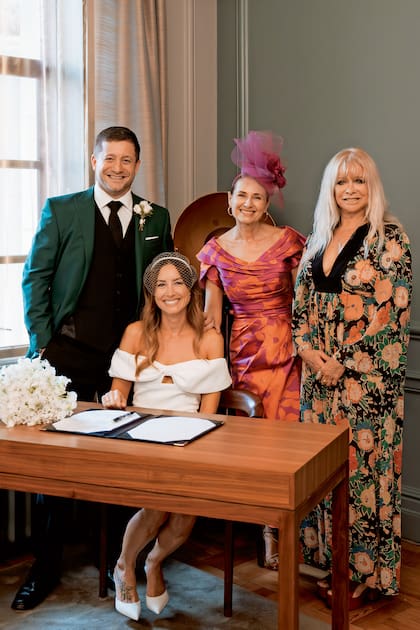 Las madres de Tyrone y Faye, Jo Karslake y Lorraine Jury, respectivamente, fueron testigos de la ceremonia.