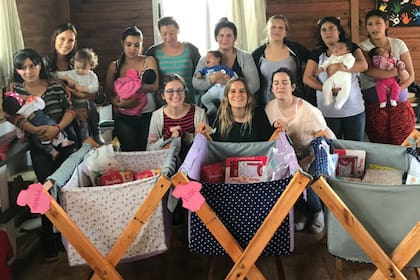 Las madres recibieron las cunas a través de la Asociación Civil Frente Joven