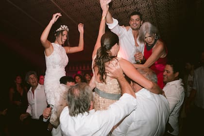 Las madrinas demostraron tener toda la onda y bailaron en andas, como sus hijos.