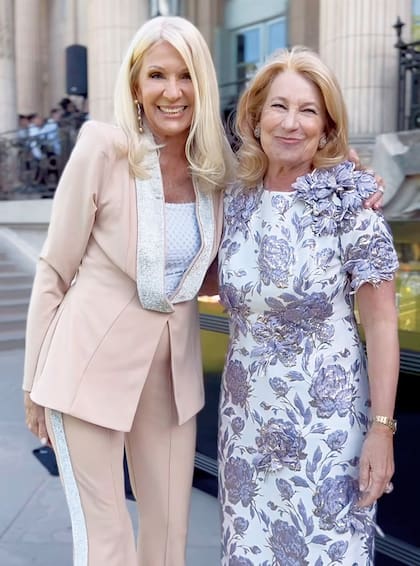 Las madrinas, Evelyn
Scheidl (vestida por Laurencio
Adot) y María Taquini Bosch
(by Adrián Brown).