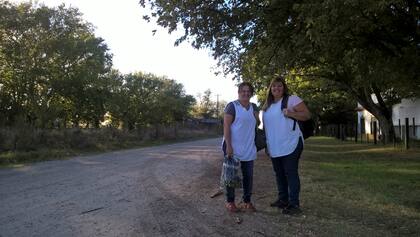 Las maestras Liliana Ortíz y Graciela Coria de la escuela de Don Cipriano