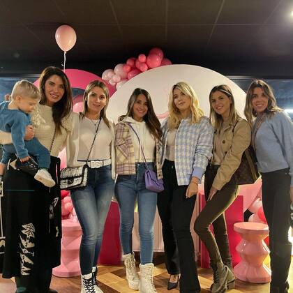 "Las mamis", así tituló Wanda Nara la foto juntos Antonela Rocuzzo y las mujeres de otros jugadores (Crédito: Instagram/@wanda_nara)