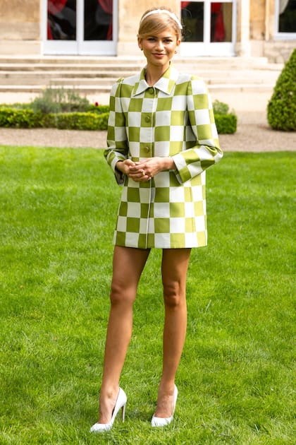 Las mañanas parisinas resultaron ideales para este look retro, con vestido mini a cuadros de la colección primavera/verano 2013 de Louis Vuitton y peinado recogido con vincha elástica y el flequillo de costado.
