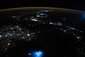 Un astronauta captó extrañas "manchas azules" en la atmósfera de la Tierra