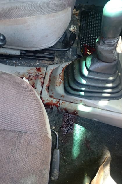 Las manchas de sangre en la camioneta de las víctimas