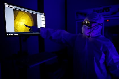Las manchas de semen o sangre halladas en prendas o sábanas son analizadas en un monitor bajo efecto de luces ultravioletas