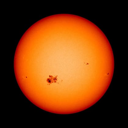 Las manchas solares pueden observarse a simple vista con el equipamiento adecuado (Foto: NASA)