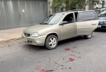 Las manchas y el vehículo del transportista quedaron en la calle mientras se realizaba el operativo.