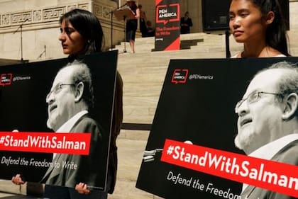 Las manifestaciones de apoyo a Salman Rushdie se han sucedido desde su ataque.