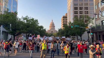 Las manifestaciones en Austin, Texas, llevaron a disturbios y varias detenciones