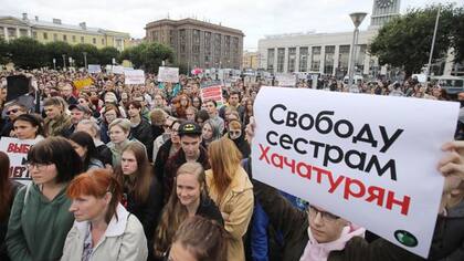 Las manifestaciones en favor de las hermanas se han sucedido en muchas capitales rusas. En el cartel puede leerse "Libertad para las hermanas Khachaturyan".