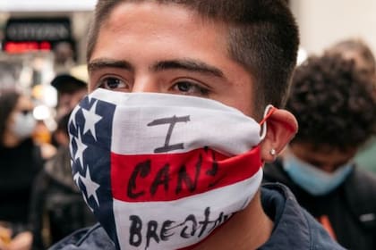 Algunos manifestantes usaron sus barbijos como banderas contra la violencia racista y la discriminación